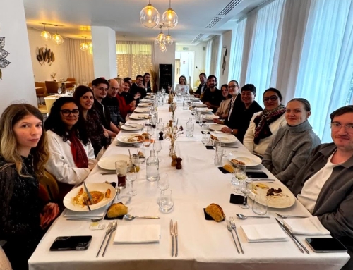 Nappe blanche et ambiance conviviale au Déjeuner des adhérents