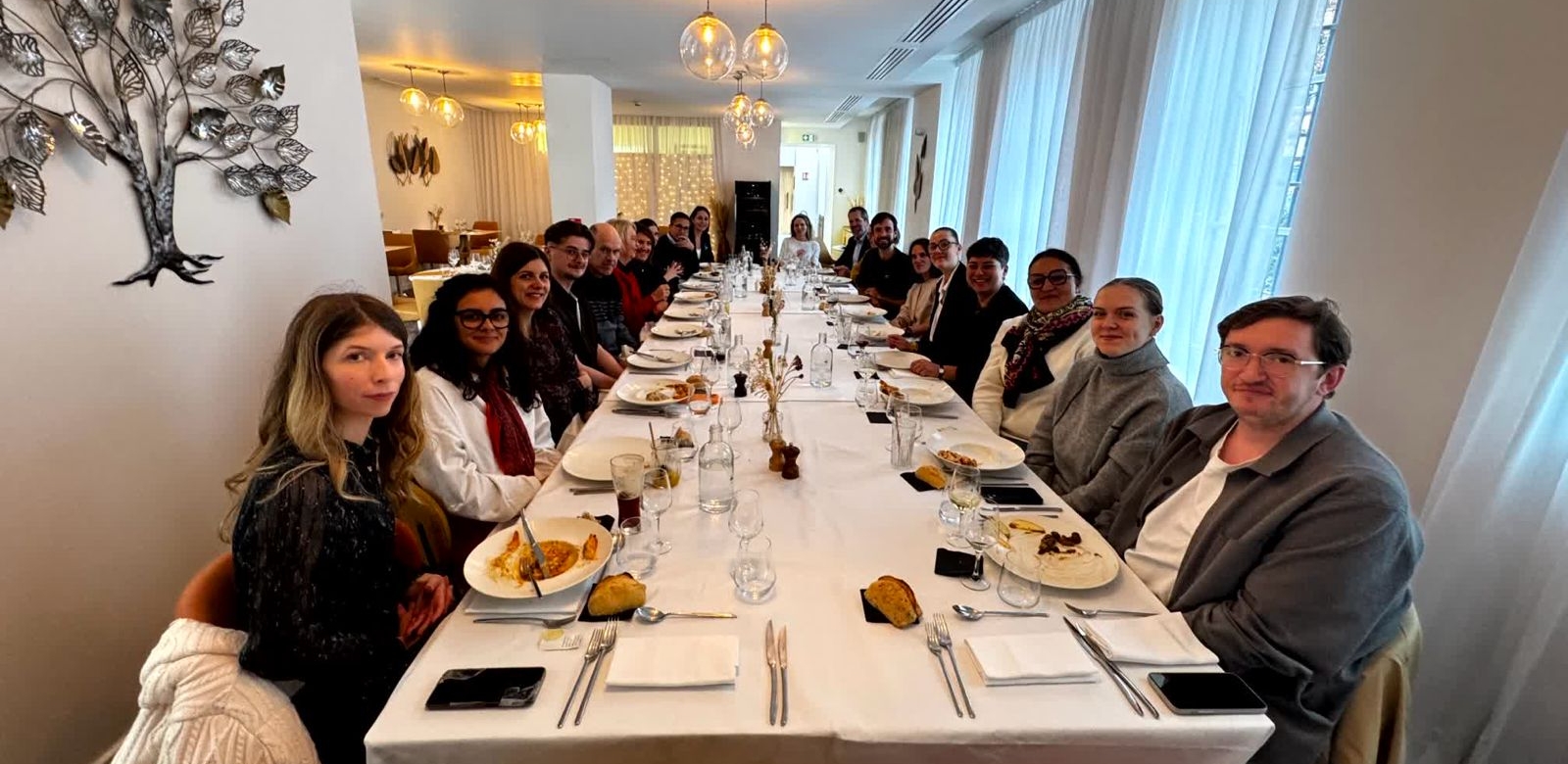 Nappe blanche et ambiance conviviale au Déjeuner des adhérents